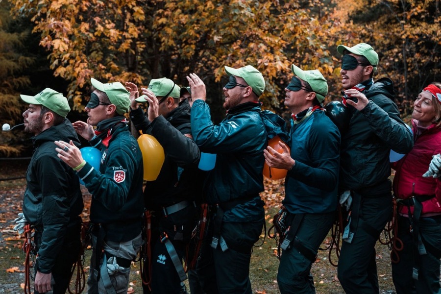 Trust path bendato in bosco, team building corporate Lago Maggiore
