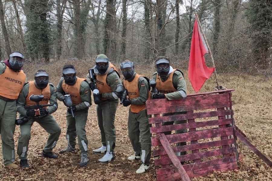 Paintball aziendale, gruppo con maschere e casacche arancioni